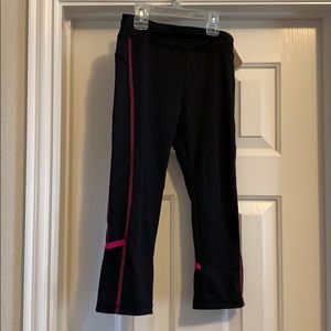 Girl’s Reebok black sport capris, Size L (12)